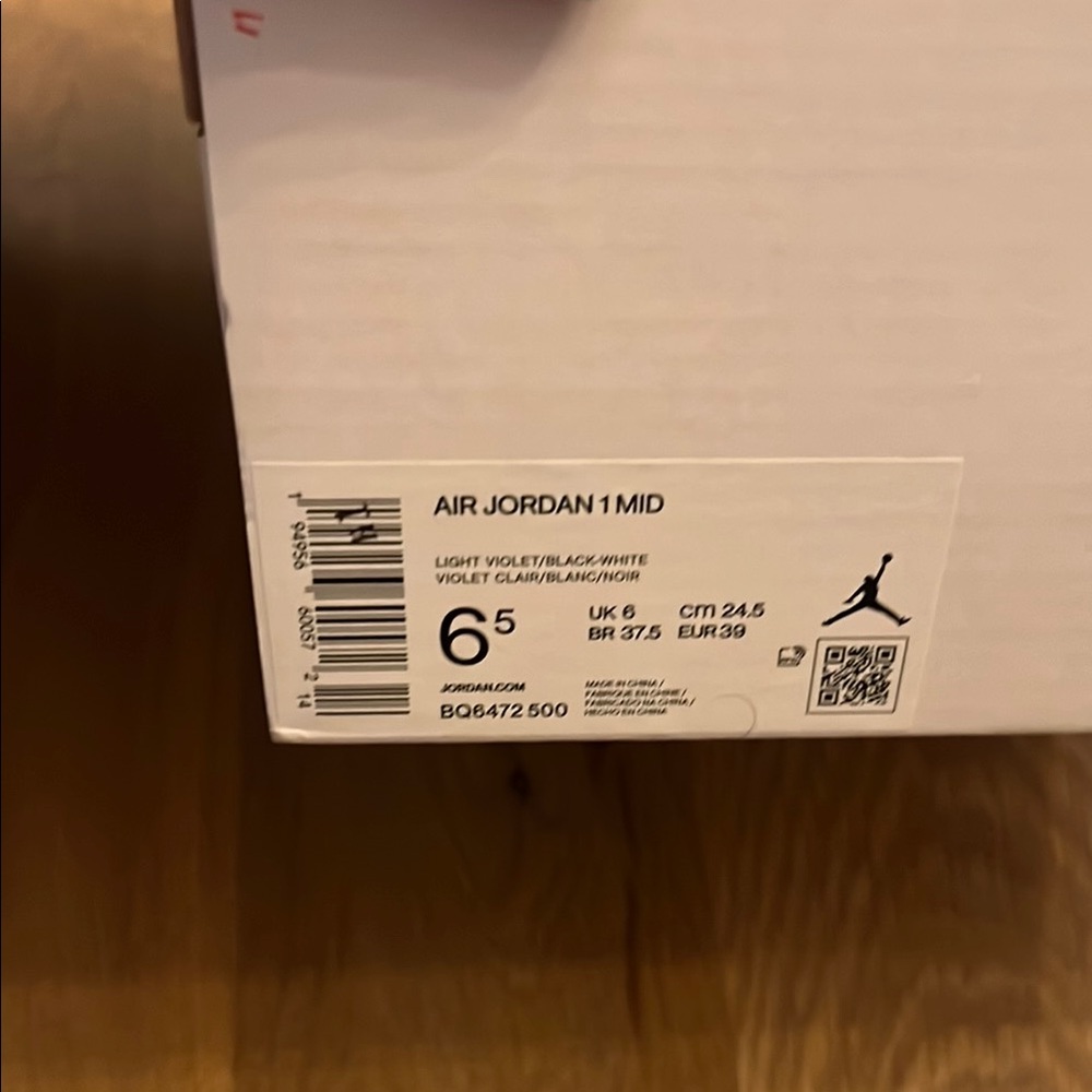 Nike Jordans Mid - Picture 4 of 4